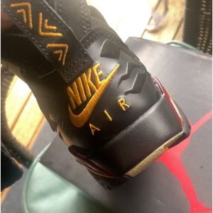 Selling Jordan's. Worn only once. No flaws. Comes with the box